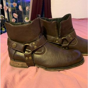 These Harness Boots are a nice color of brown. No damage